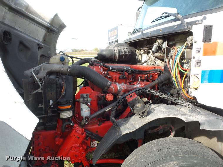 image for item L4450 2006 Volvo VNL semi truck