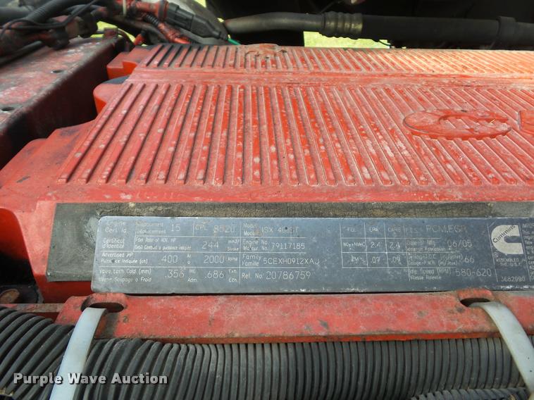 image for item L4450 2006 Volvo VNL semi truck