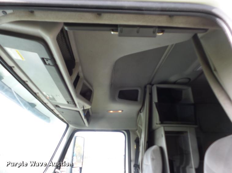 image for item L4450 2006 Volvo VNL semi truck