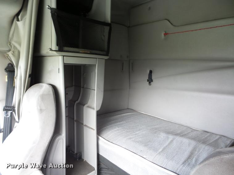 image for item L4450 2006 Volvo VNL semi truck