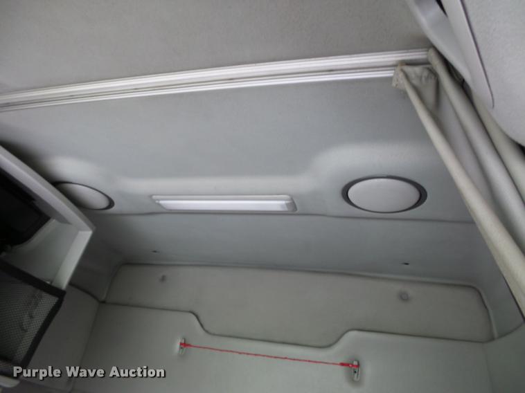 image for item L4450 2006 Volvo VNL semi truck