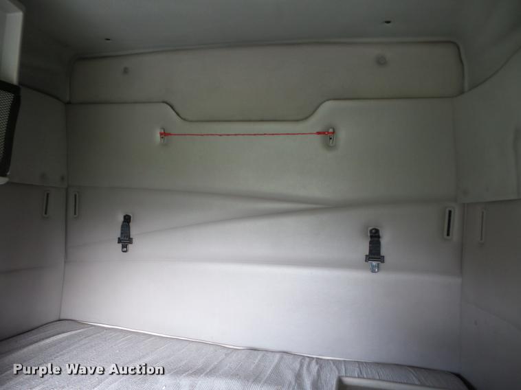 image for item L4450 2006 Volvo VNL semi truck