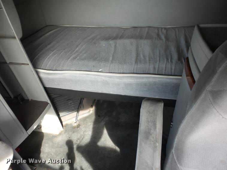 image for item L4450 2006 Volvo VNL semi truck