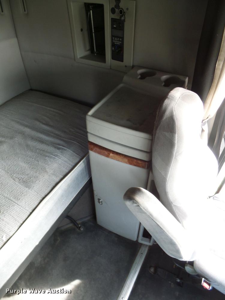 image for item L4450 2006 Volvo VNL semi truck