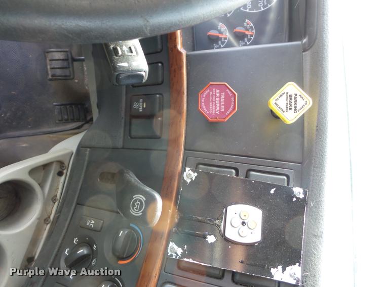 image for item L4450 2006 Volvo VNL semi truck