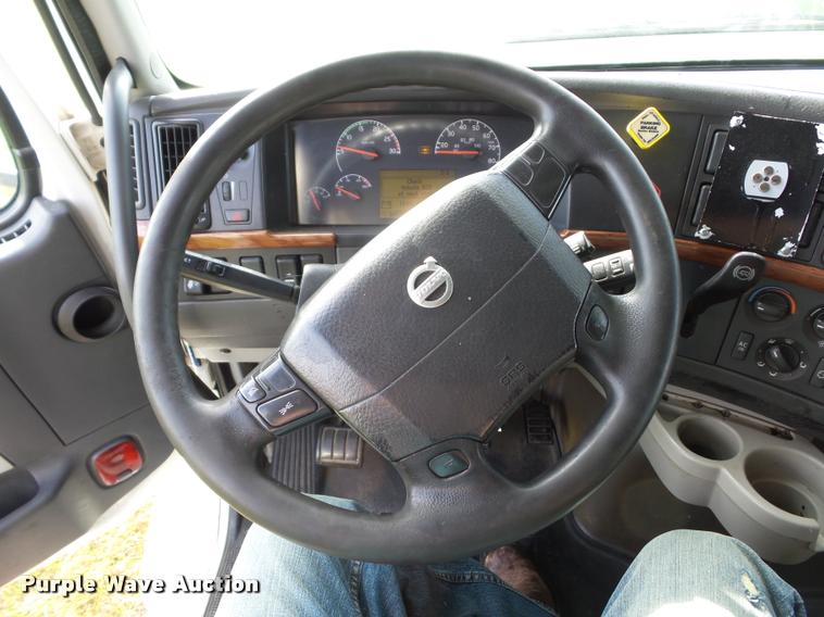 image for item L4450 2006 Volvo VNL semi truck