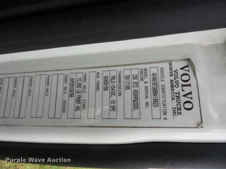 image for item L4450 2006 Volvo VNL semi truck