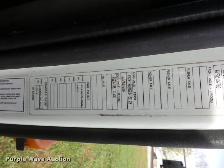 image for item L4450 2006 Volvo VNL semi truck