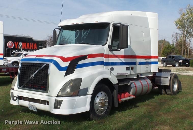 image for item L4451 2006 Volvo VNL semi truck