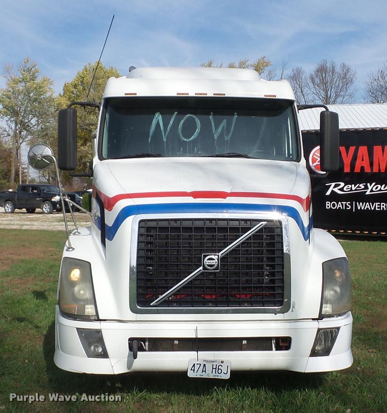 image for item L4451 2006 Volvo VNL semi truck
