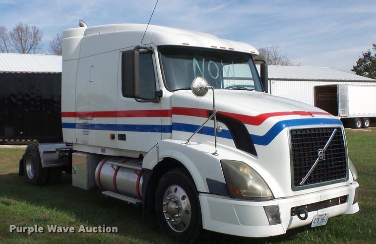 image for item L4451 2006 Volvo VNL semi truck