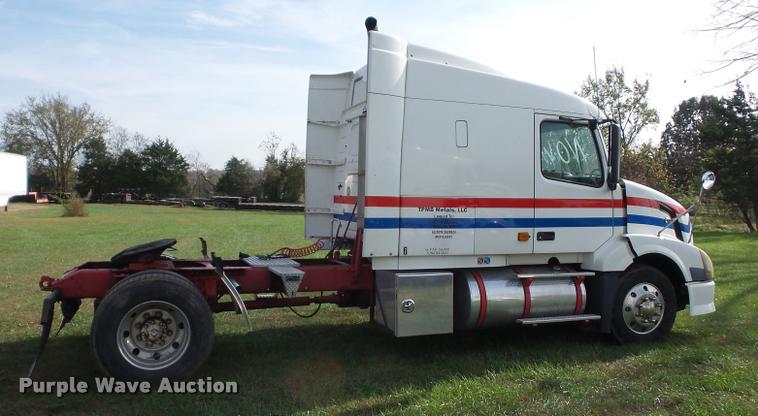 image for item L4451 2006 Volvo VNL semi truck