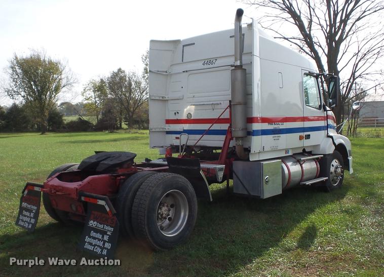 image for item L4451 2006 Volvo VNL semi truck