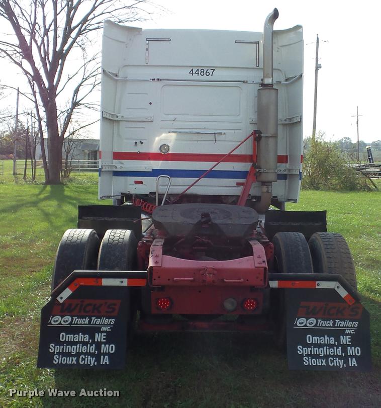 image for item L4451 2006 Volvo VNL semi truck