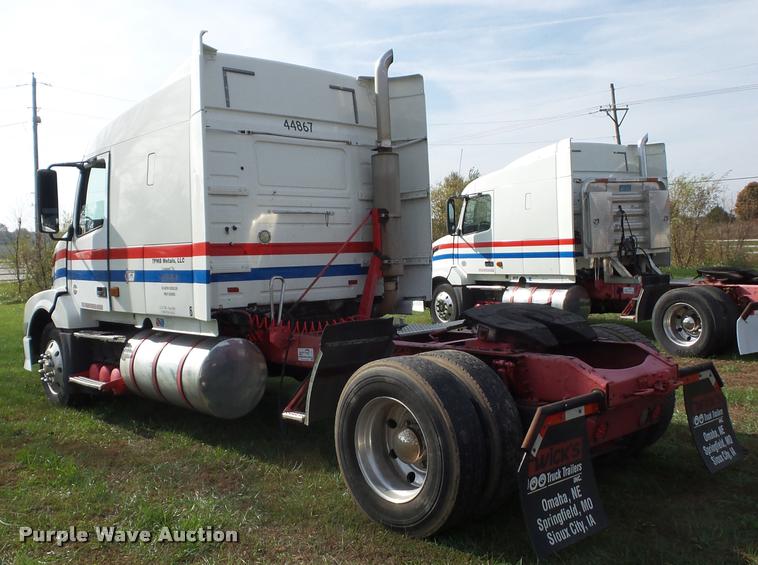 image for item L4451 2006 Volvo VNL semi truck