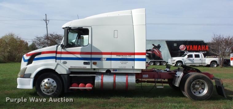 image for item L4451 2006 Volvo VNL semi truck
