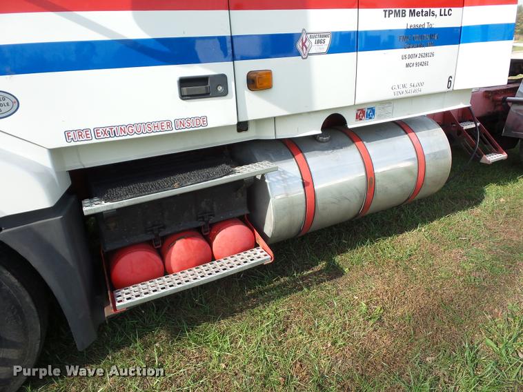 image for item L4451 2006 Volvo VNL semi truck