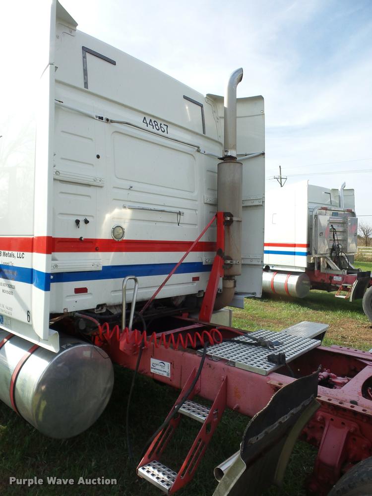 image for item L4451 2006 Volvo VNL semi truck