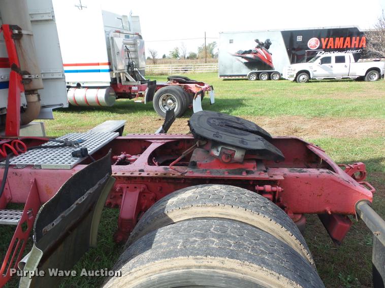 image for item L4451 2006 Volvo VNL semi truck