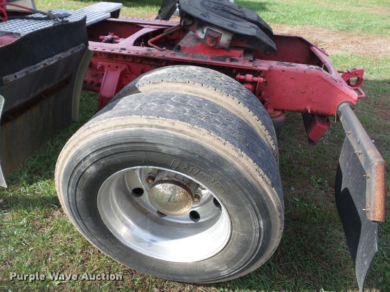 image for item L4451 2006 Volvo VNL semi truck