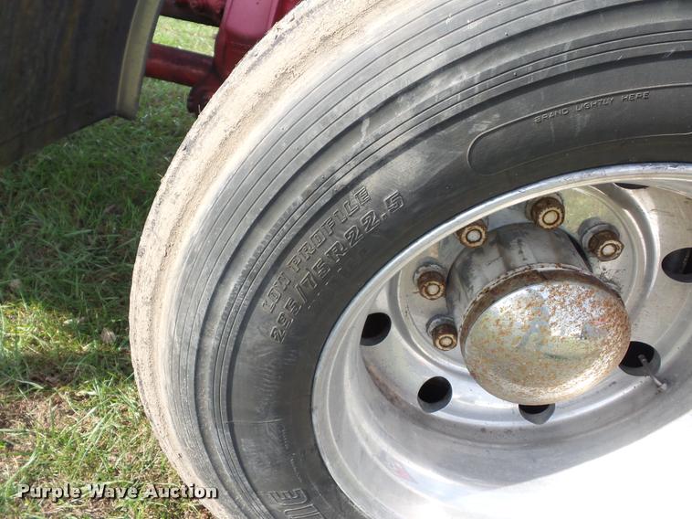 image for item L4451 2006 Volvo VNL semi truck