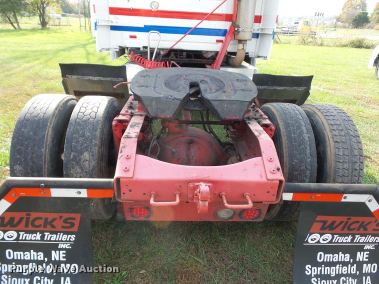 image for item L4451 2006 Volvo VNL semi truck