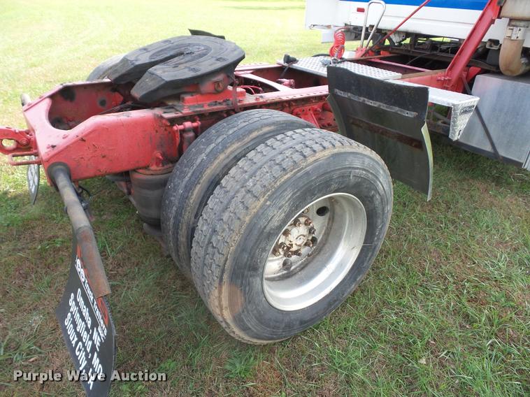 image for item L4451 2006 Volvo VNL semi truck