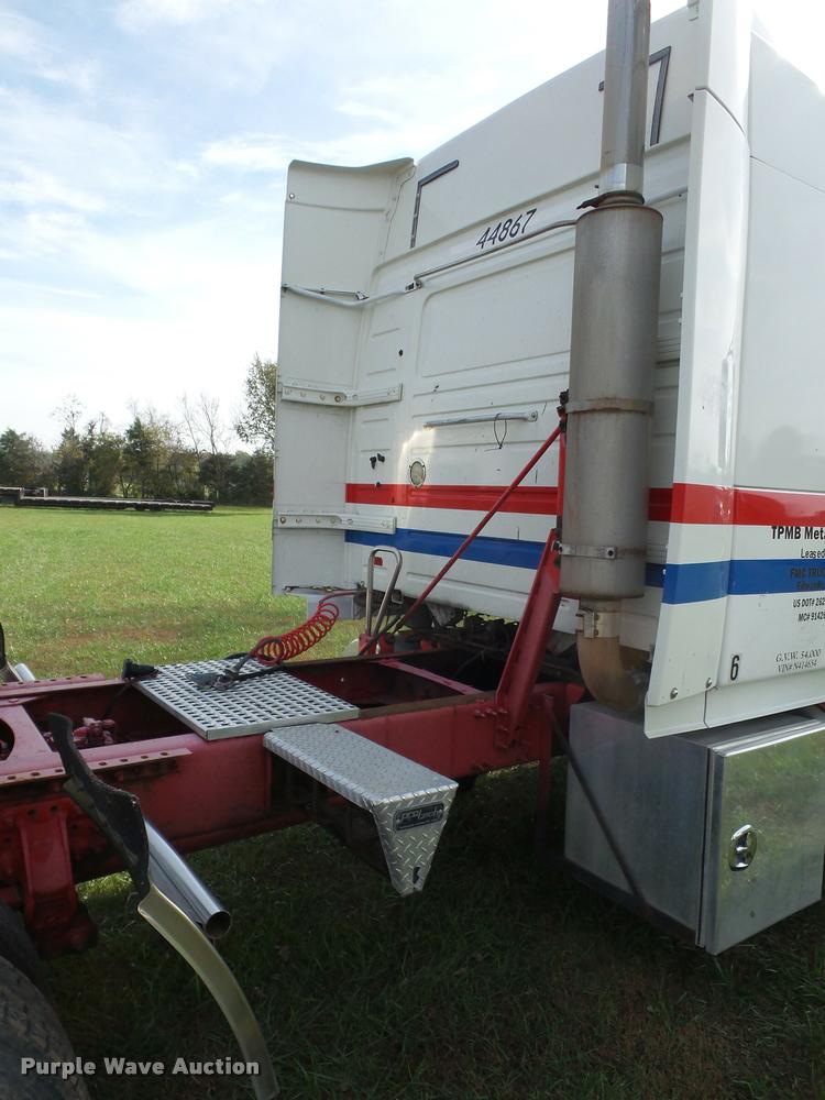 image for item L4451 2006 Volvo VNL semi truck