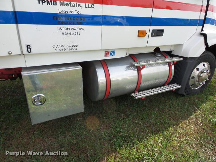 image for item L4451 2006 Volvo VNL semi truck