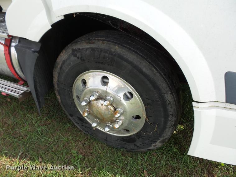 image for item L4451 2006 Volvo VNL semi truck