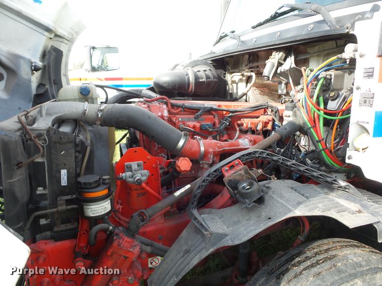 image for item L4451 2006 Volvo VNL semi truck