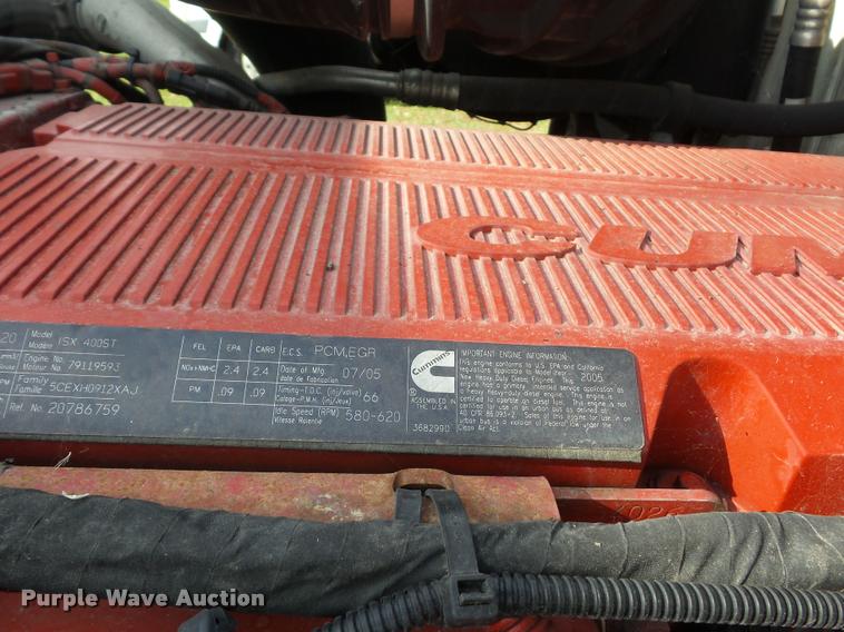 image for item L4451 2006 Volvo VNL semi truck