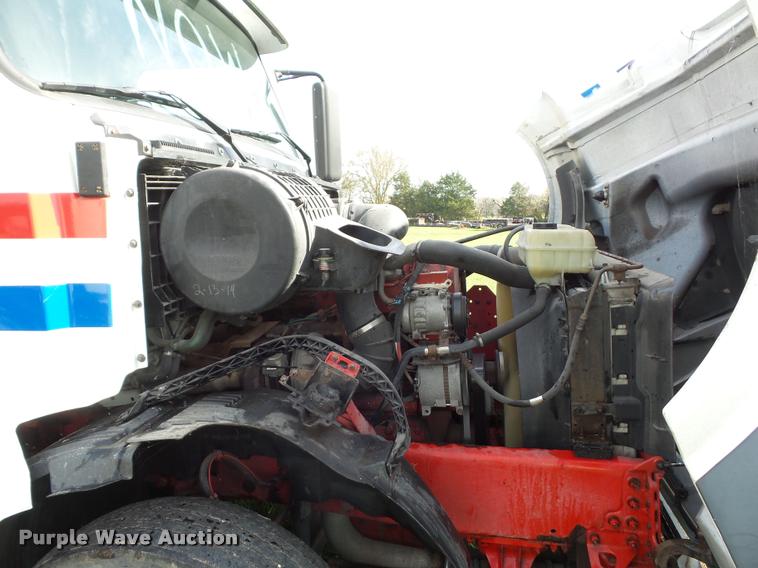 image for item L4451 2006 Volvo VNL semi truck