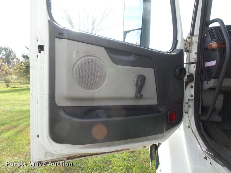 image for item L4451 2006 Volvo VNL semi truck