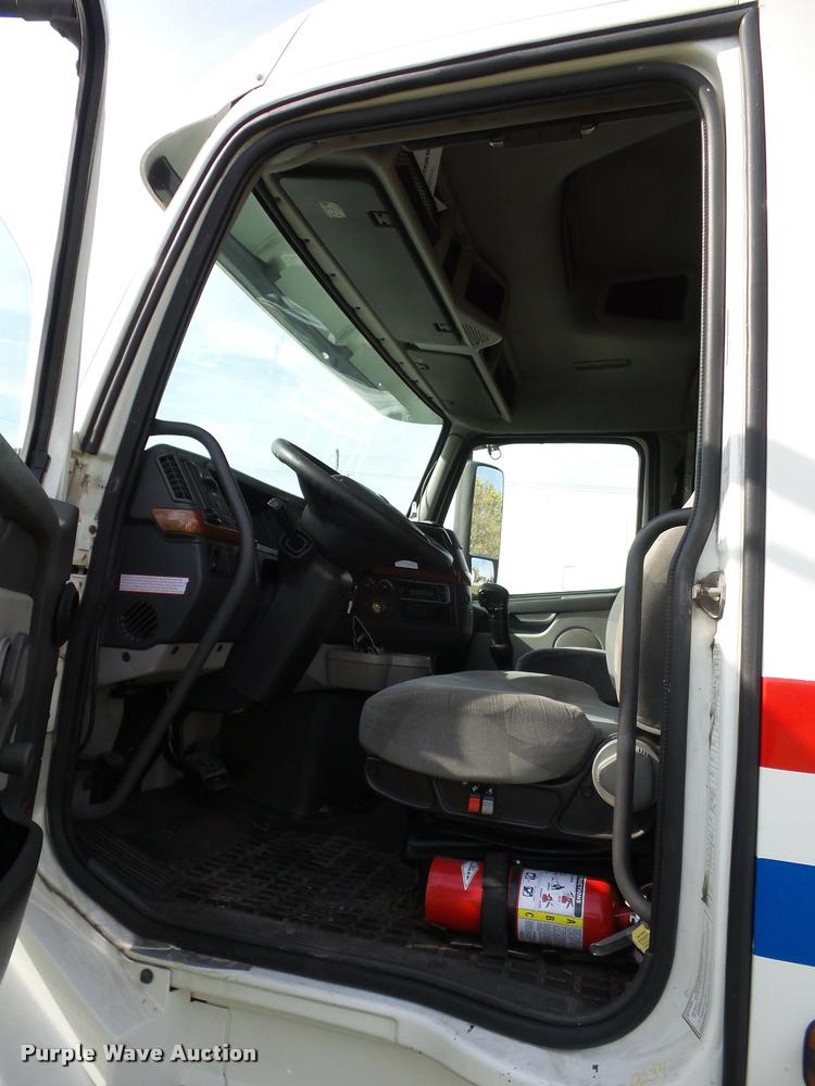 image for item L4451 2006 Volvo VNL semi truck