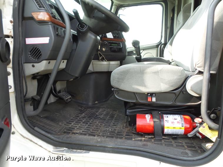 image for item L4451 2006 Volvo VNL semi truck