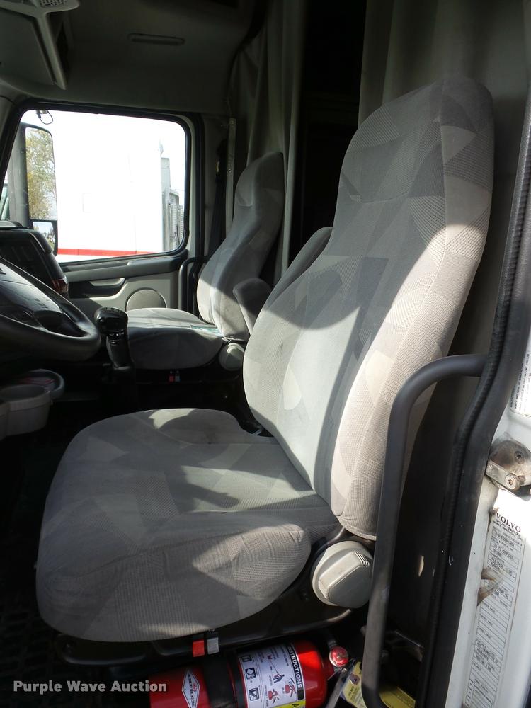 image for item L4451 2006 Volvo VNL semi truck