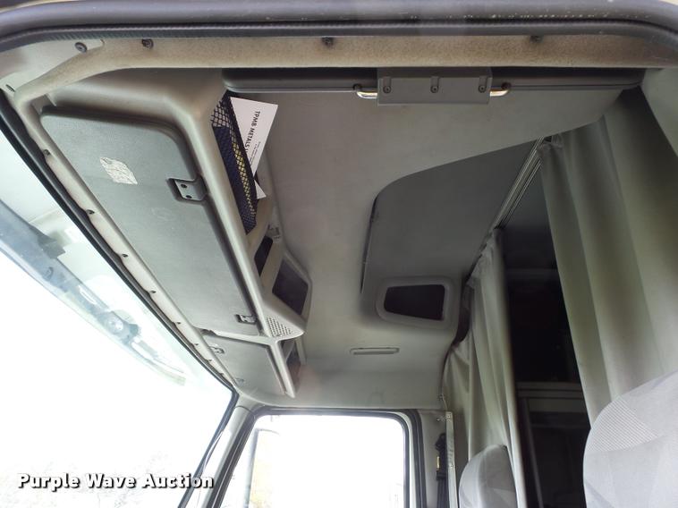 image for item L4451 2006 Volvo VNL semi truck