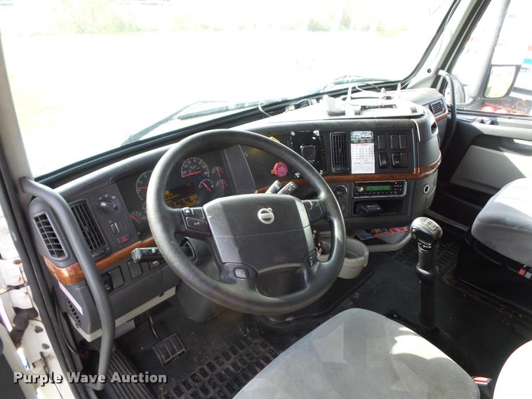 image for item L4451 2006 Volvo VNL semi truck