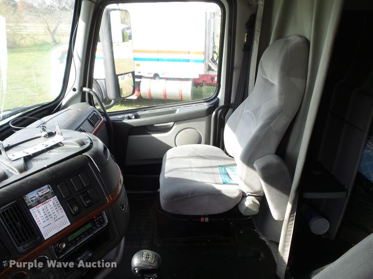 image for item L4451 2006 Volvo VNL semi truck