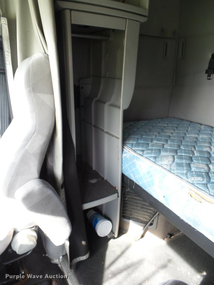 image for item L4451 2006 Volvo VNL semi truck