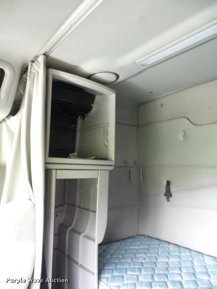 image for item L4451 2006 Volvo VNL semi truck