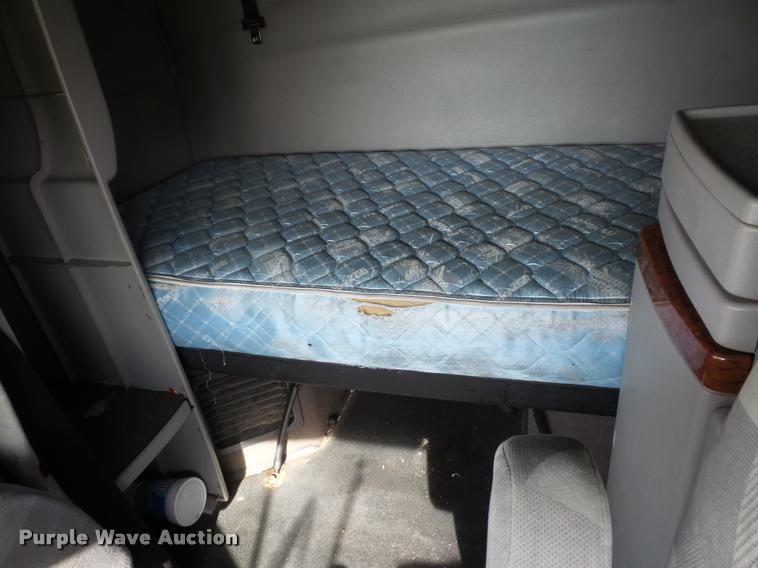 image for item L4451 2006 Volvo VNL semi truck