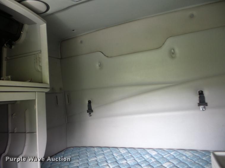 image for item L4451 2006 Volvo VNL semi truck