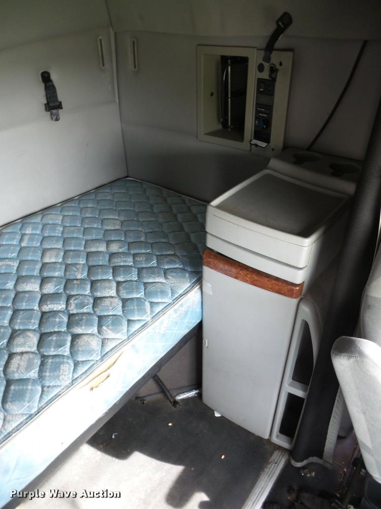 image for item L4451 2006 Volvo VNL semi truck