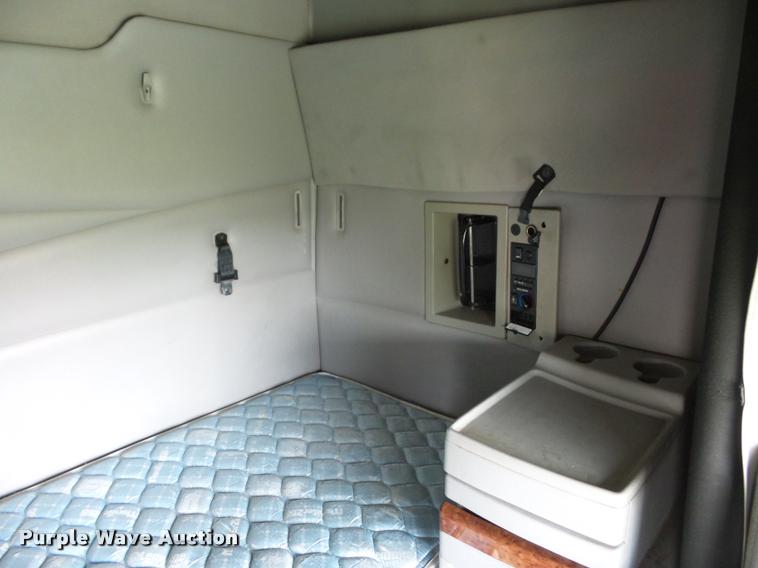 image for item L4451 2006 Volvo VNL semi truck