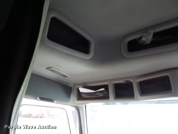 image for item L4451 2006 Volvo VNL semi truck