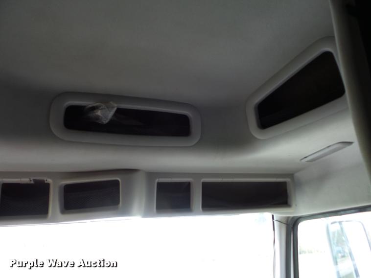 image for item L4451 2006 Volvo VNL semi truck