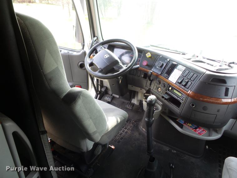 image for item L4451 2006 Volvo VNL semi truck