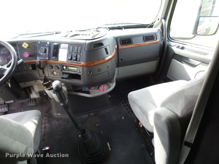 image for item L4451 2006 Volvo VNL semi truck